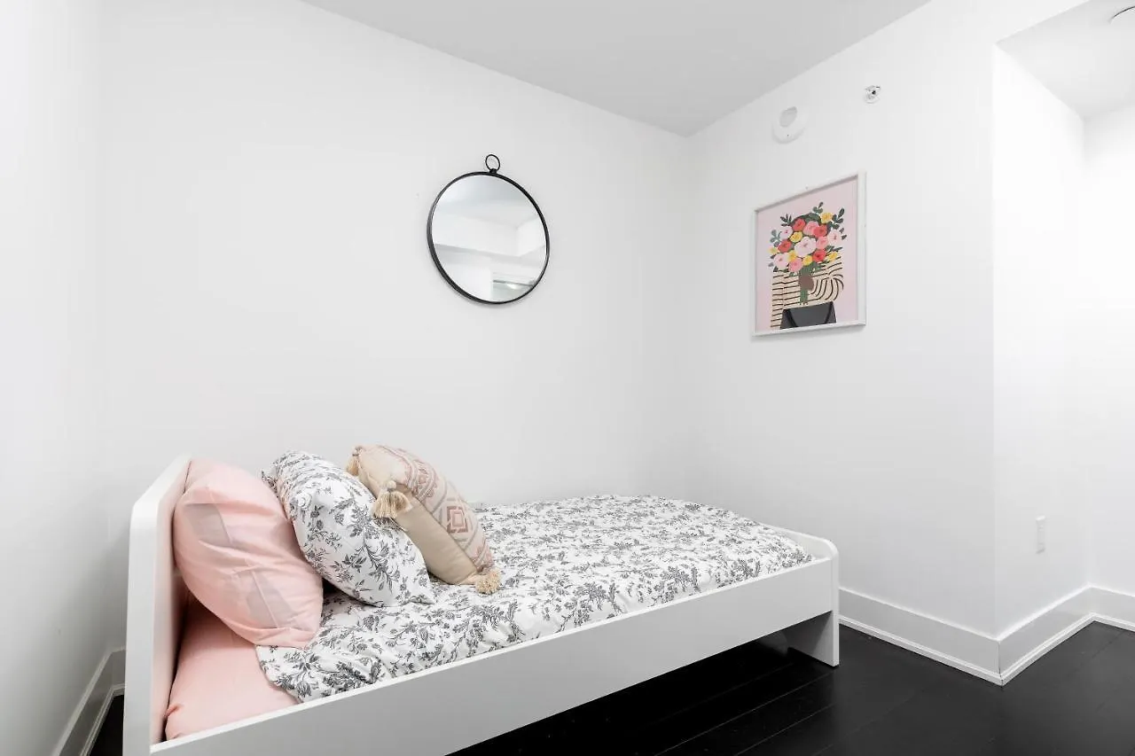 Upscale & Modern 2Bd + Den 2Ba Heart Of Downtown! Apartment Toronto